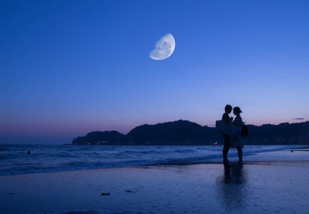La combinaison de la lune et des amoureux : droits, inversés et sentiments