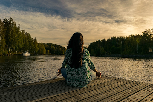 meditation femme lac