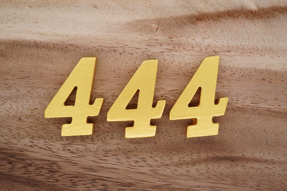 Voyez-vous souvent le nombre 444 ? Voici son mystérieux message spirituel