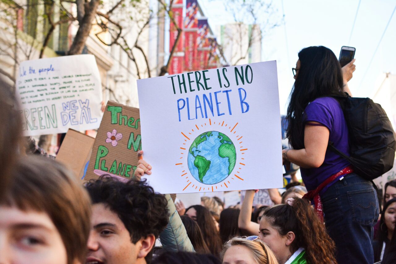 la lutte contre le changement climatique est cruciale pour préserver notre planète et assurer un avenir durable pour les générations futures.