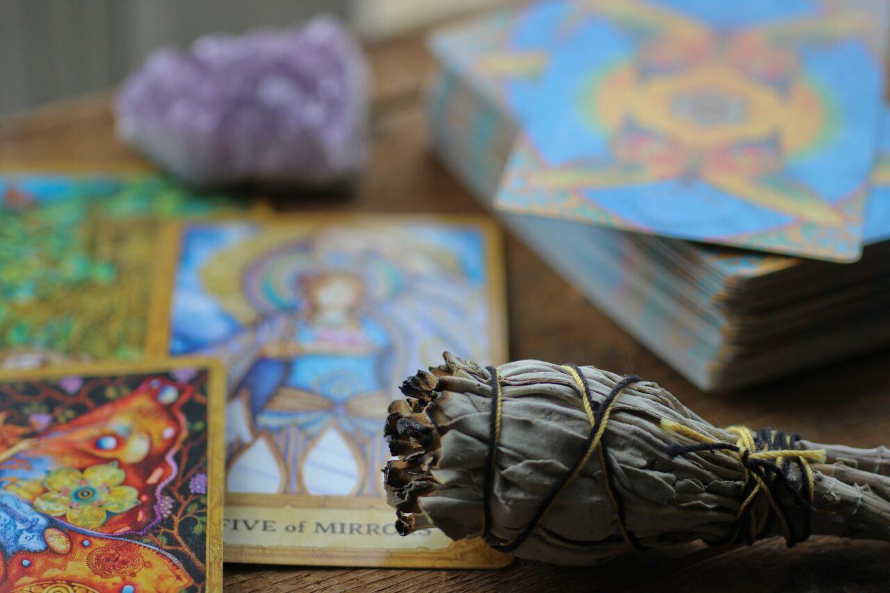 découvrez des combinaisons de tarot fascinantes pour approfondir votre pratique de la divination.
